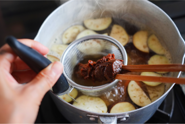 味噌汁作りのお手伝いイメージ